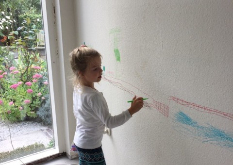 Elfie tekent op muur